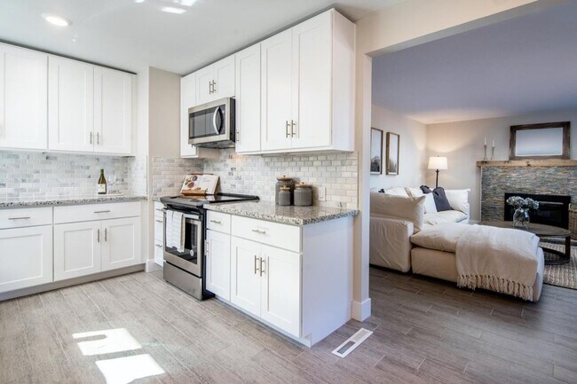 Building Photo - Beautiful 3 Bedroom Home in Monterey Avail...