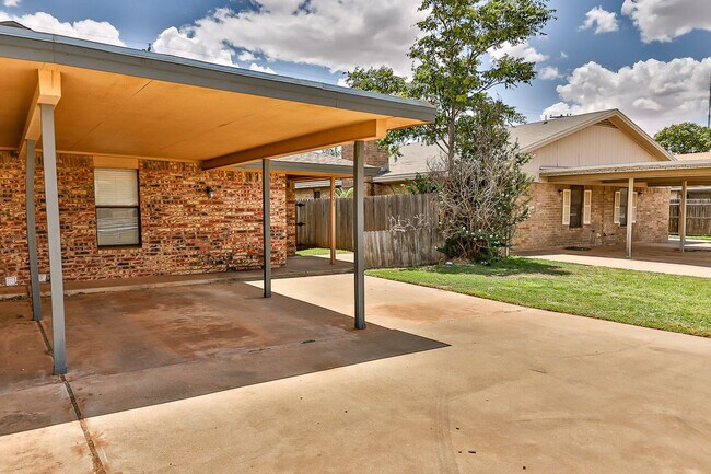 Building Photo - 2 Bedroom Duplex