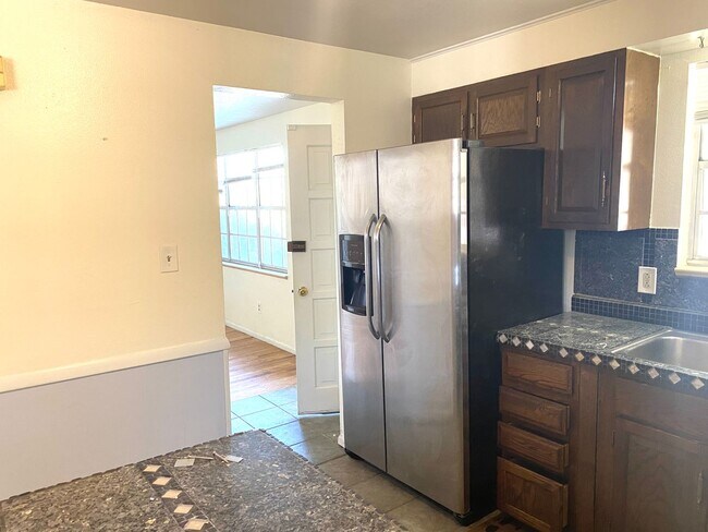 Foto del edificio - Available Soon!