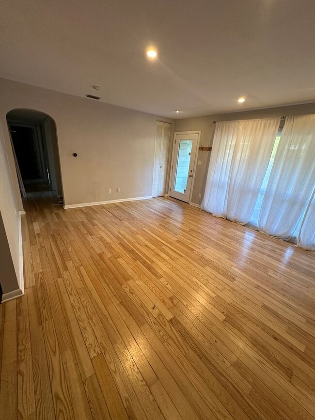 Foto del edificio - 4 bedroom, 2 bathroom house by TMH! Available now!