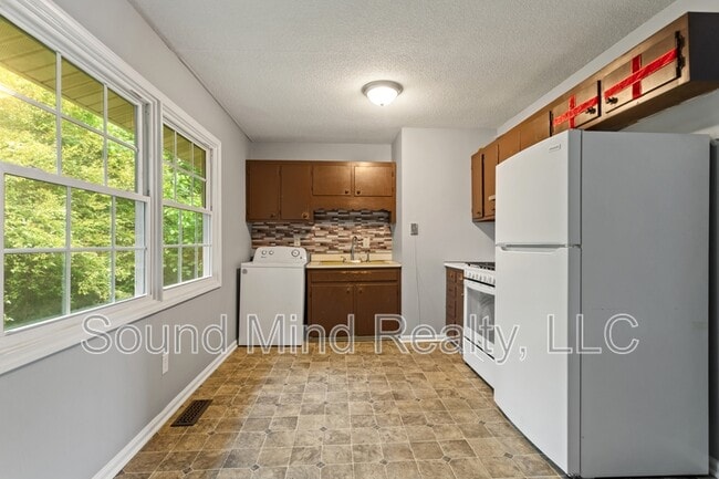 Building Photo - 108 Forestwood Dr