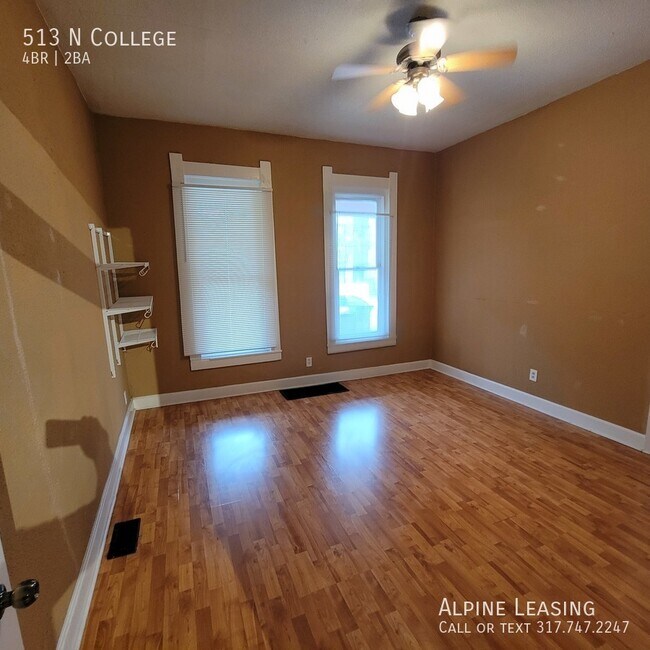 Building Photo - LOCATION!! Walk to everything downtown has...