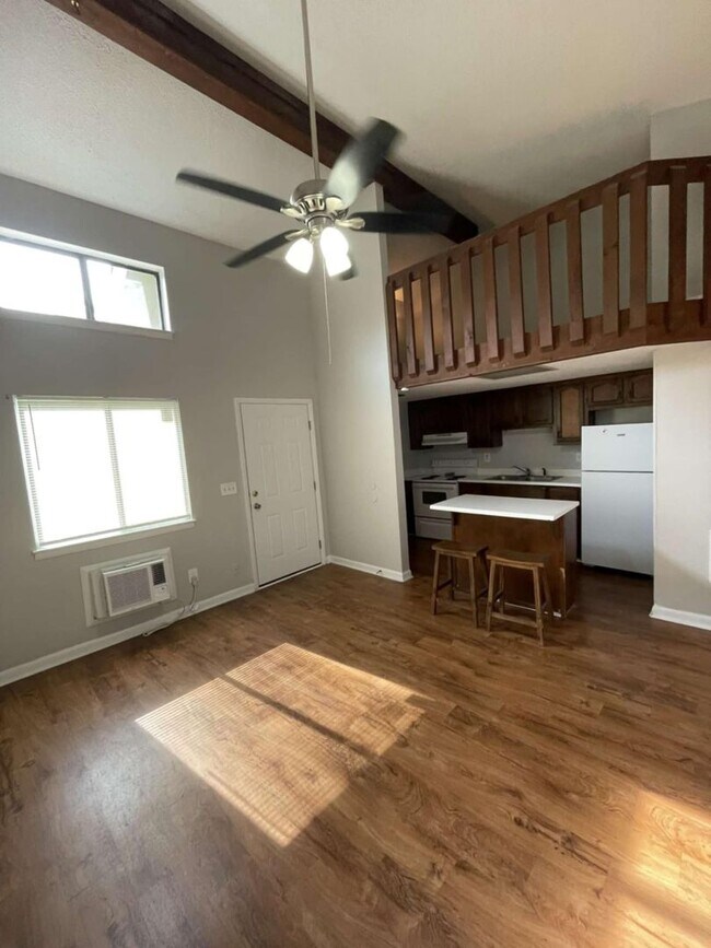 Foto del edificio - 1 Bedroom Apartment with a Bonus Loft - $7...