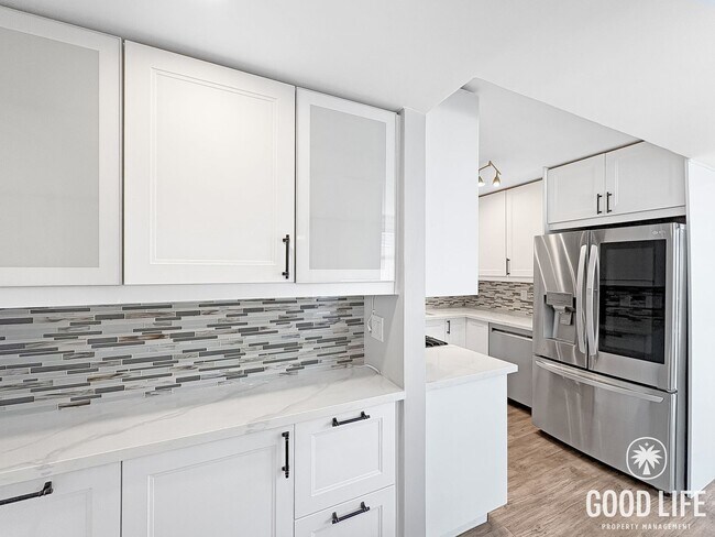 Foto del edificio - Sophisticated 2BD/2.5BA City Heights Home with Private Deck, Canyon Views & Soaking Tub