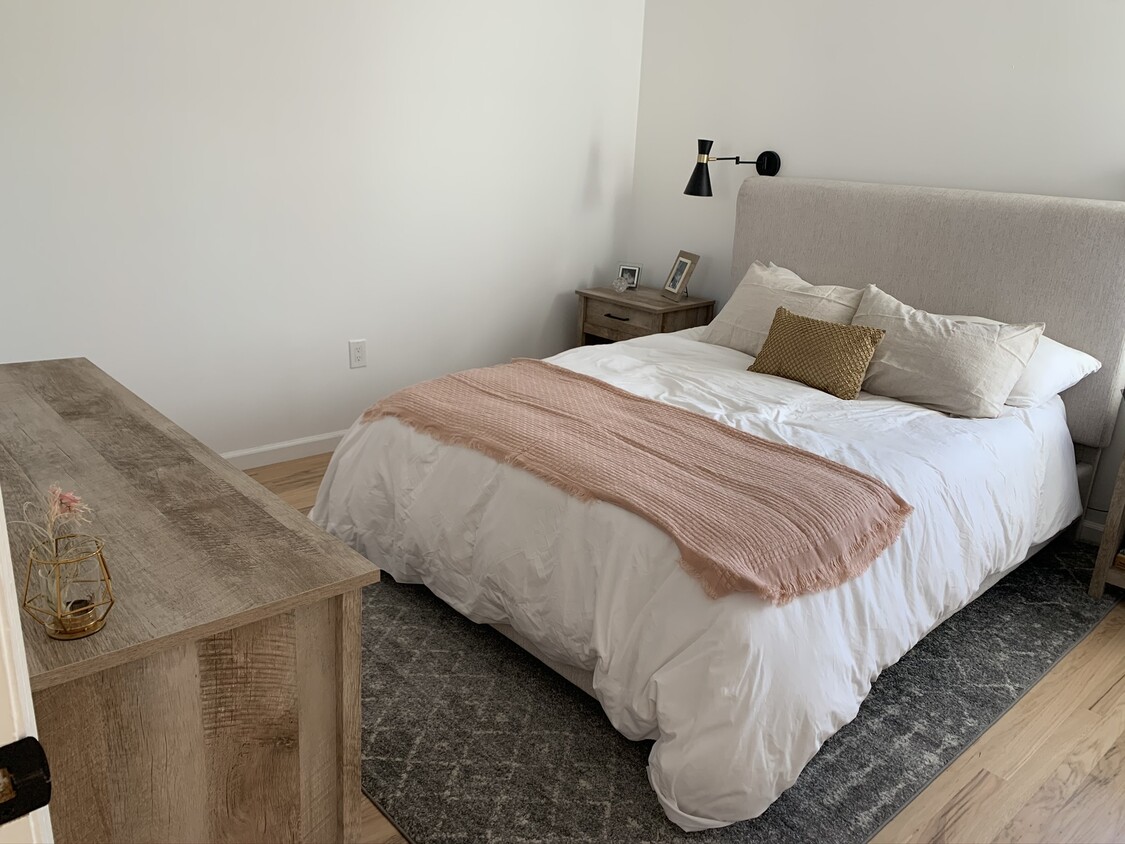 Queen Bedroom - 318 PARK Ave