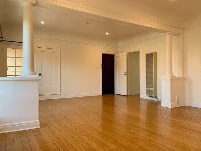 Foto del edificio - 854 N Edinburgh Ave