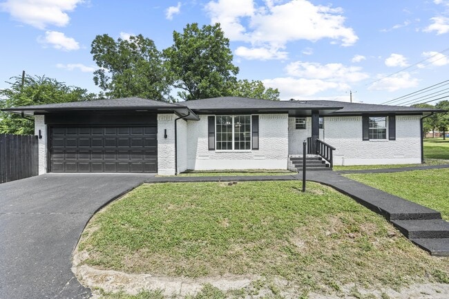 Photo - 3423 W Clarendon Dr House