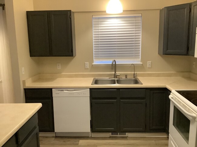 Kitchen - 1948 Connecticut Dr