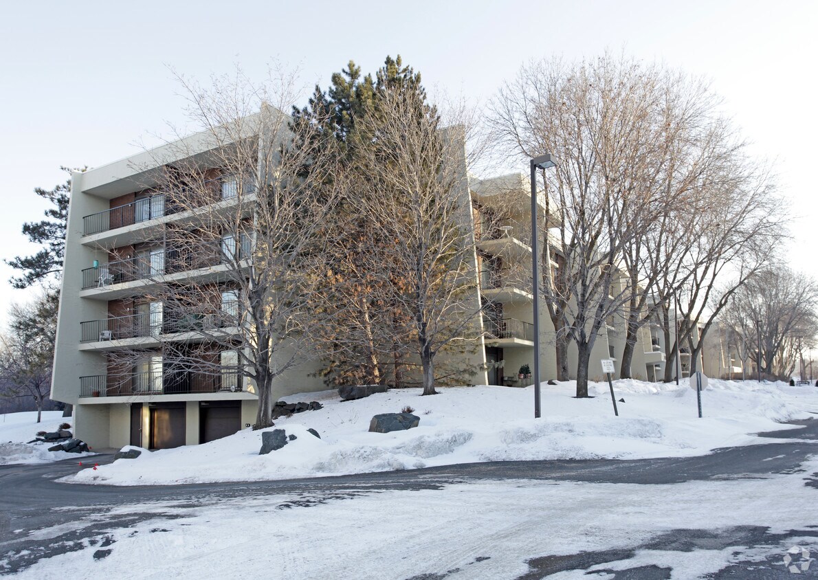 Connemara Condominiums Apartments in Maplewood, MN