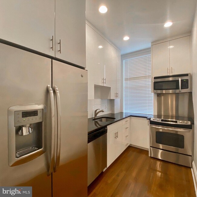 Building Photo - 237 S 18th St
