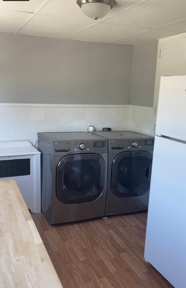 Laundry - 7768 Montgomery Ave