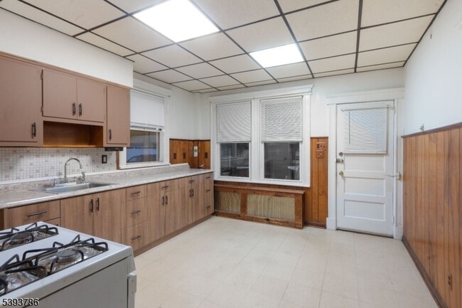 Building Photo - 76 Planten Ave