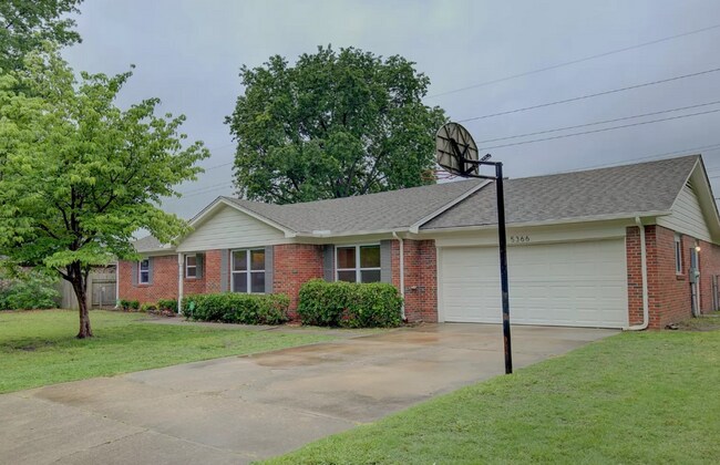 Building Photo - 4 Bed / 3 Bath in Midtown!