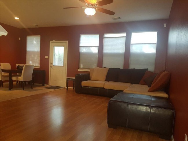Foto del edificio - 16007 Sandy Path Ln