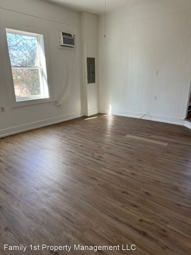 Building Photo - 3 br, 1.5 bath House - 400 South Vine Stre...