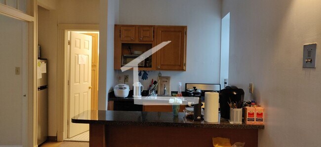 Building Photo - 3BR 1Bth unit. Heat/Hot Water included! Great location!