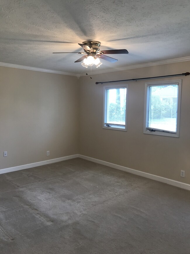 Building Photo - Adorable 2 Bedroom Home near Southern Parkway