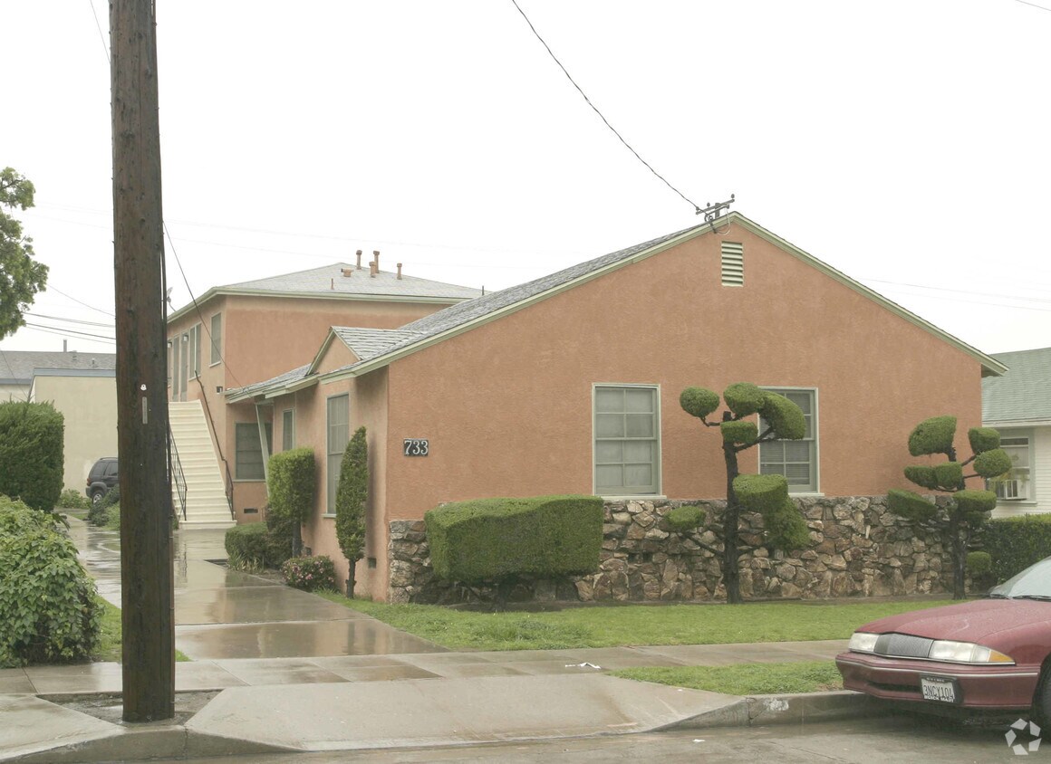 Building Photo - 733-735 Termino Ave