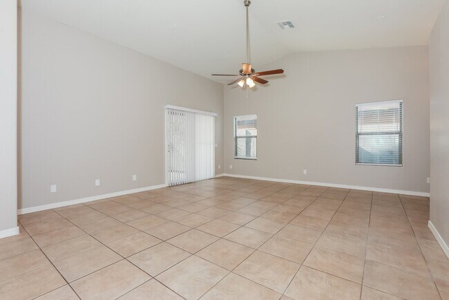 Foto del edificio - 1977 W Vineyard Plains Dr