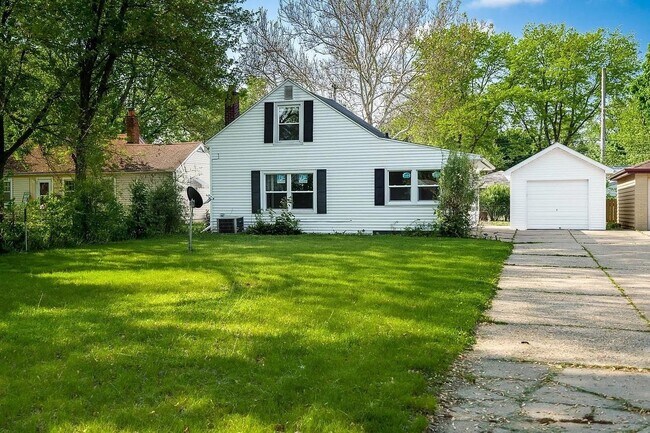 Building Photo - 2318 Midway Dr