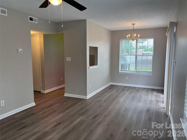 Foto del edificio - 1000 Mt Holly-Huntersville Rd