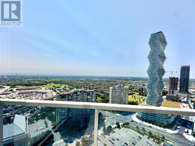 Photo du bâtiment - 330 Burnhamthorpe Rd W