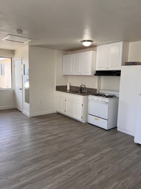 Foto principal - 5731 1/2 Case Avenue, Unit