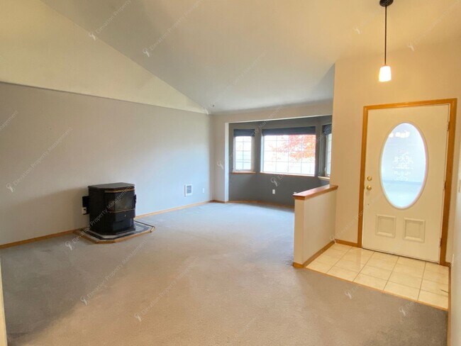 Building Photo - Coveted 3 BR - 2 BA Corner Lot in NE Bend