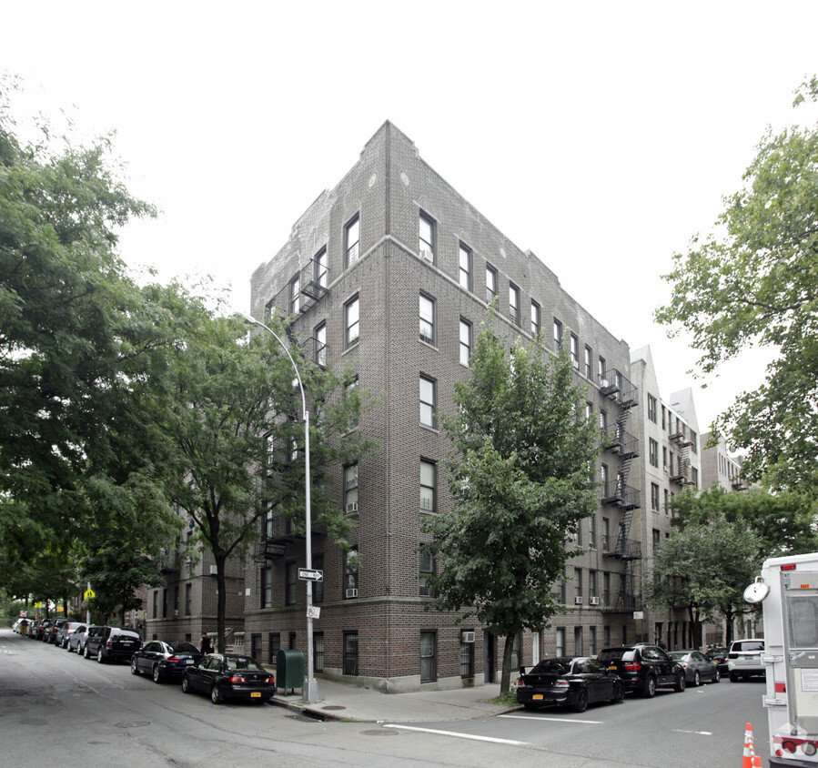136 E 208th Street - 136 E 208th St