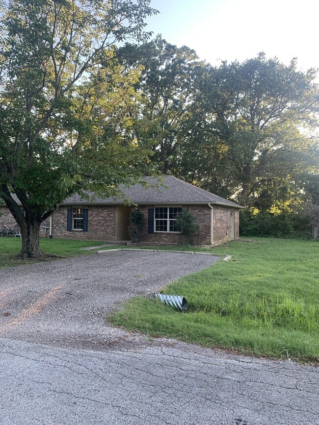 513 Chestnut St, Van, TX 75790 House Rental in Van, TX