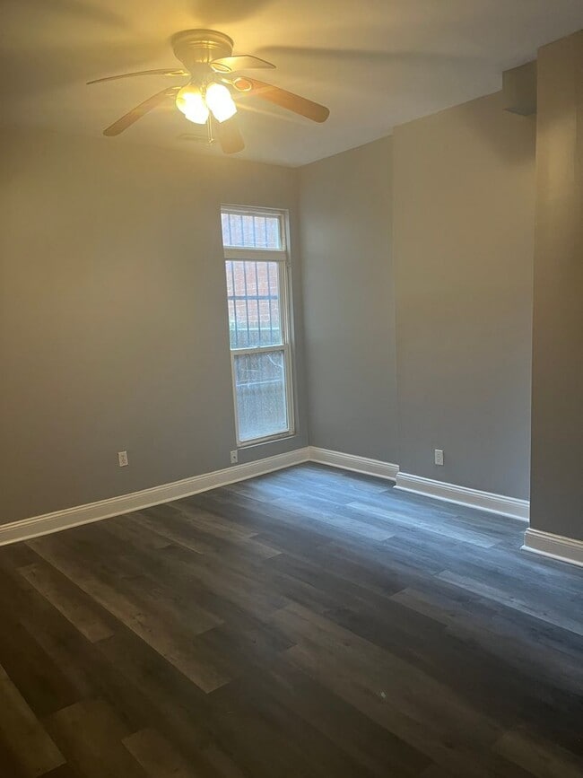 Building Photo - Spacious 3 bedroom 1.5 Bathroom Townhome