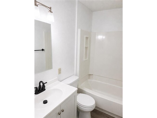 Building Photo - 800 Hackberry Dr