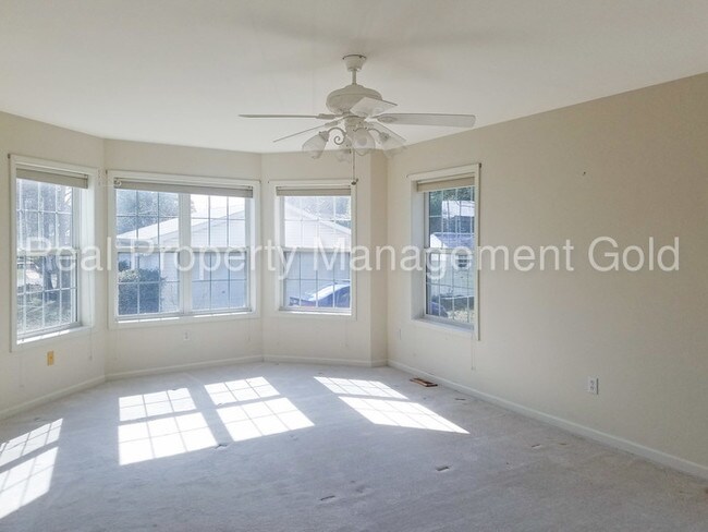 Foto del edificio - Single Family Home with Detached Garage