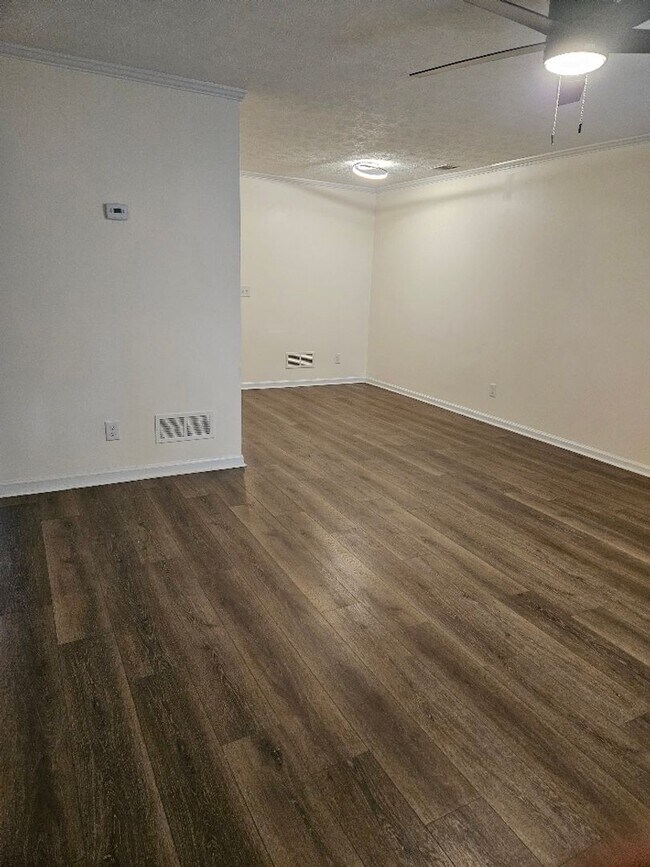 Foto del edificio - Charming 2-Bedroom Duplex in Prime Location