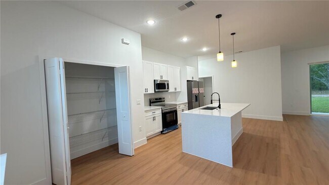 Foto del edificio - 7250 N Freeport Cir