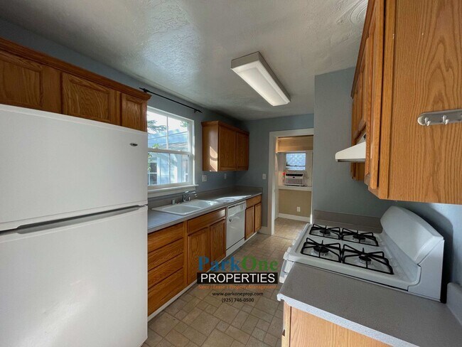 Building Photo - Ward St LO