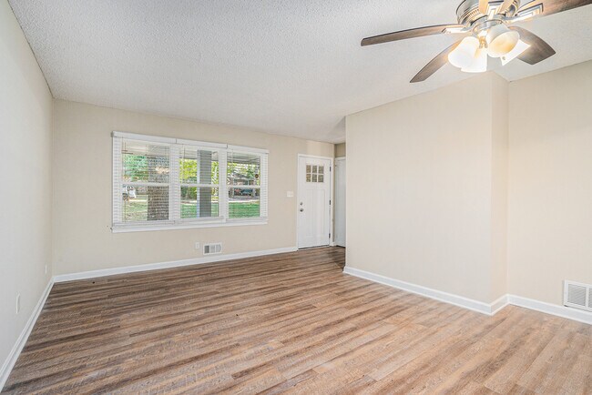 Foto del edificio - 2519 Brentwood Rd
