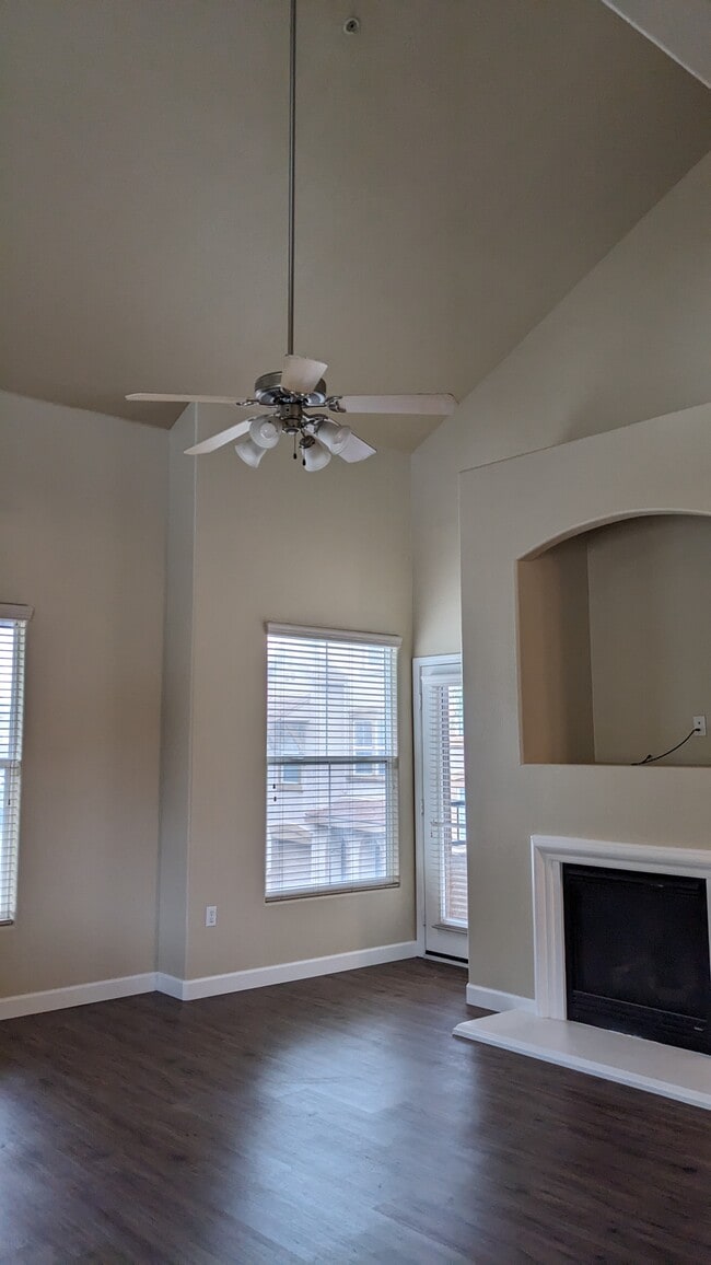Building Photo - 5350 Dunlay Dr