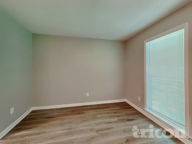 Foto del edificio - 4417 Woodlawn Dr