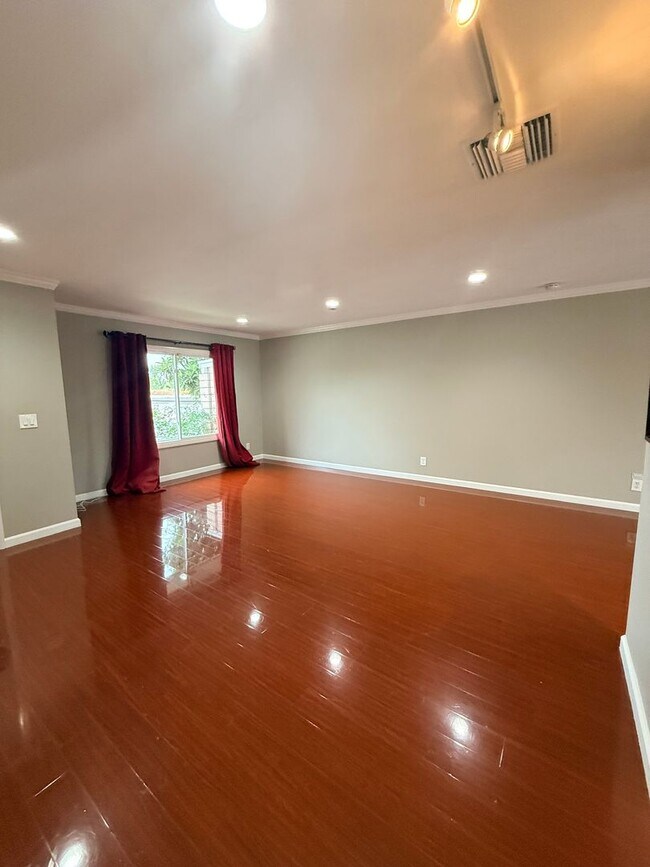 Foto del edificio - Upgraded 3-bedroom, 2-bath 1,240 sq. ft. i...