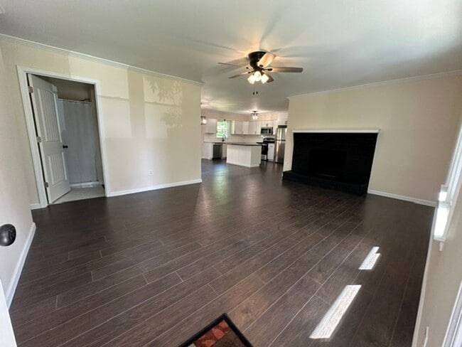 Building Photo - Newly Remodeled