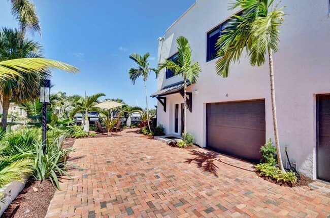 Building Photo - 1121 Bel Air Dr