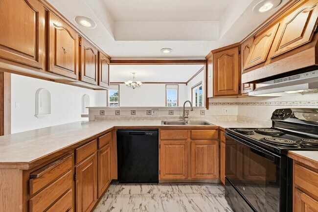 Foto del edificio - $2,240.95 with $300 off the first month's rent, 4 Beds - 2 Bath, Single Family Home in Colorado S...