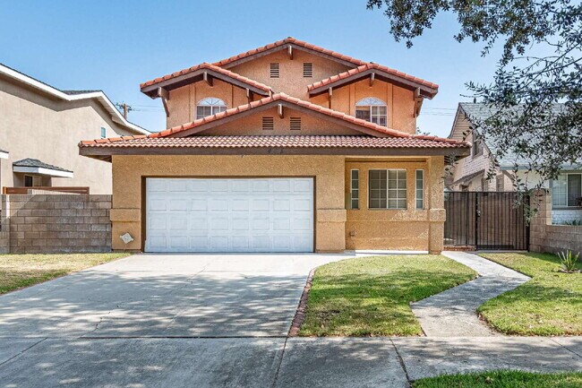Foto del edificio - "Chic & Spacious 2-BR Gem in Covina: Modern Living with 2 Full Baths!"