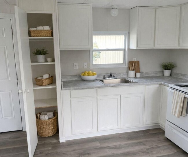 Building Photo - 1250 Lakeview Dr