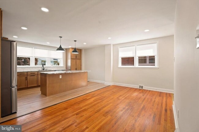 Building Photo - 668 Renz St