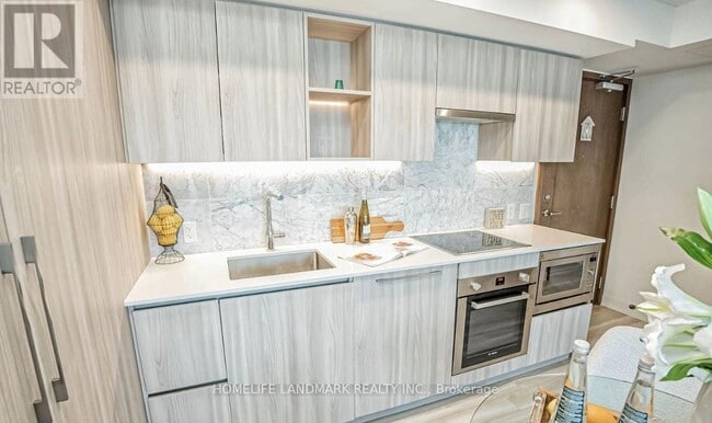 Building Photo - 19 Bathurst St