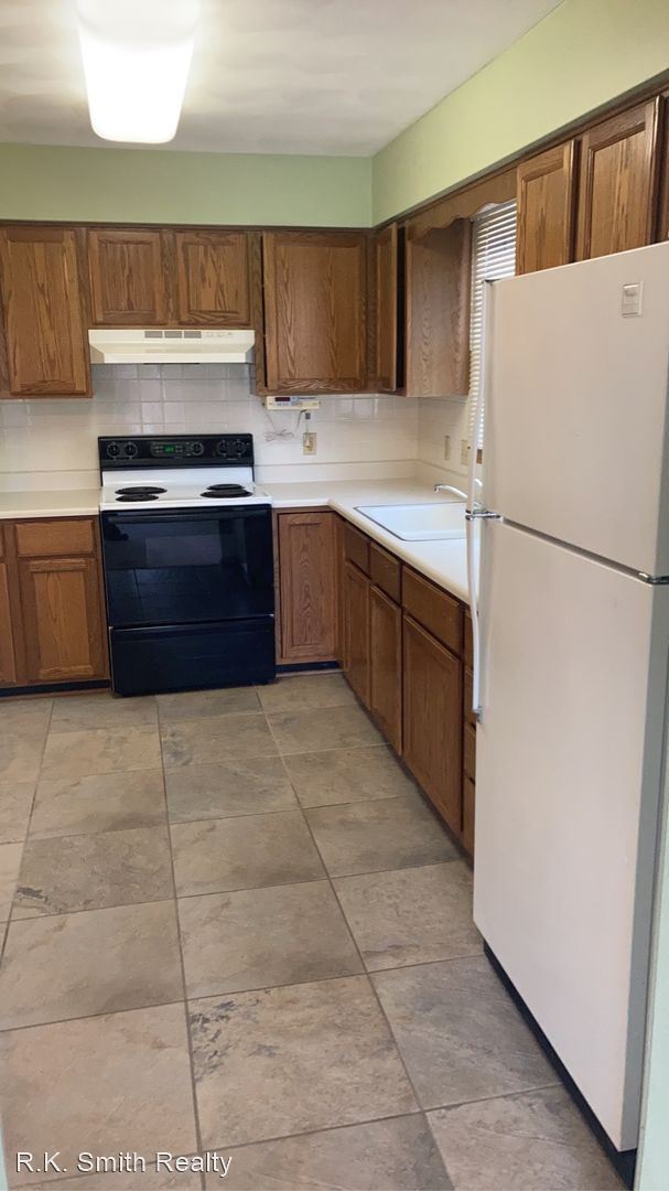 Building Photo - 2 br, 1.5 bath House - 2100 Holiday Drive