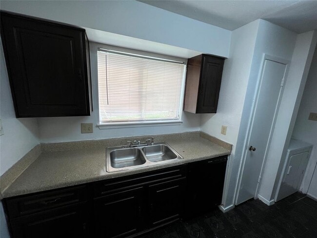 Foto del edificio - 8048 Sands Point Dr