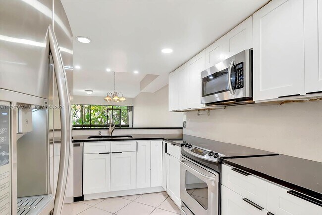 Building Photo - 4262 SW 70th Terrace